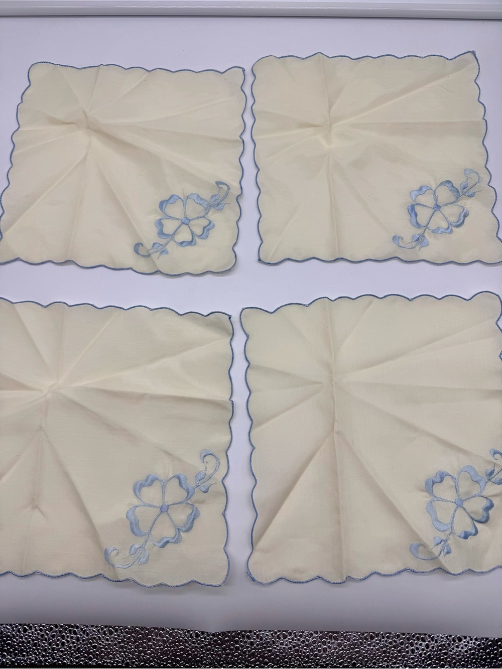 Vintage Set 4 cloth Napkins Blue Floral Embroidery Scalloped Edge Cream